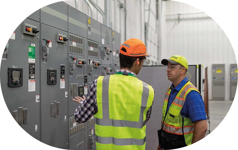 Ingenieros trabajando en una instalación eléctrica