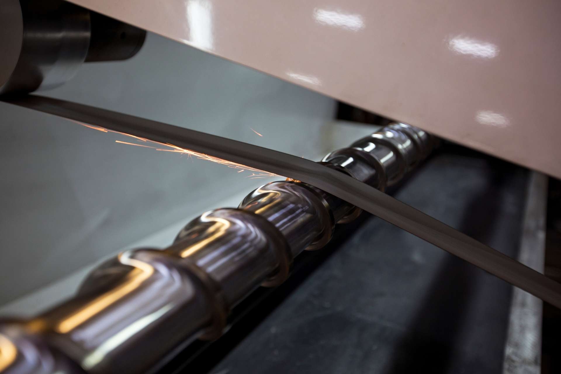 How does temperature fluctuation affect the viscosity of the gearbox oil and potentially cause leaks?