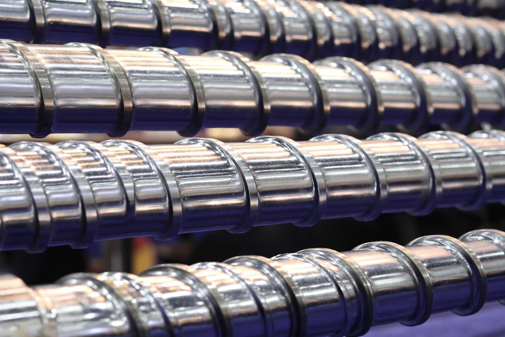 Are there specific types of gearbox oils that are more prone to leakage, and how can this be mitigated?