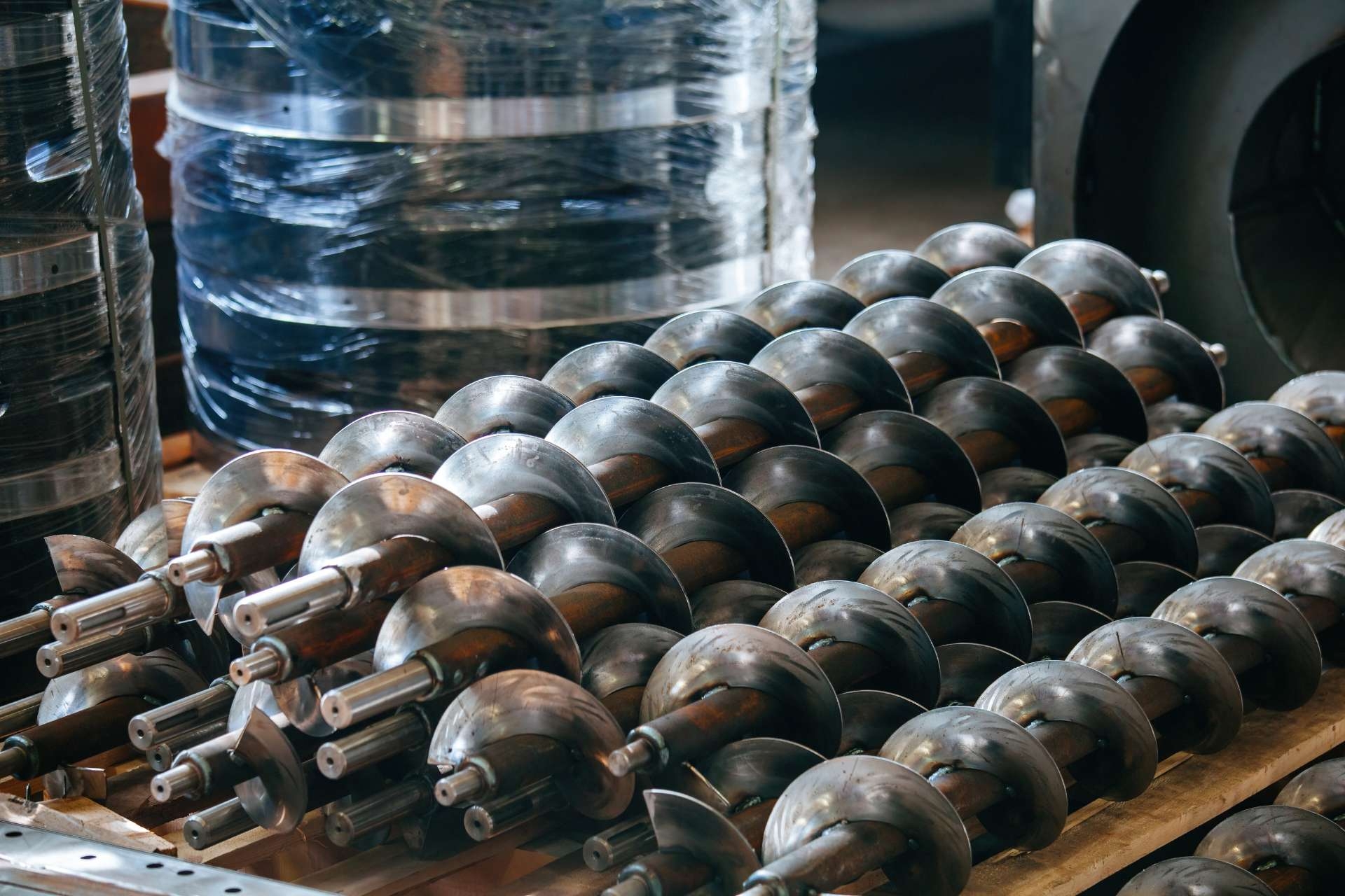 How do operating conditions, such as temperature and load, contribute to gearbox component wear?