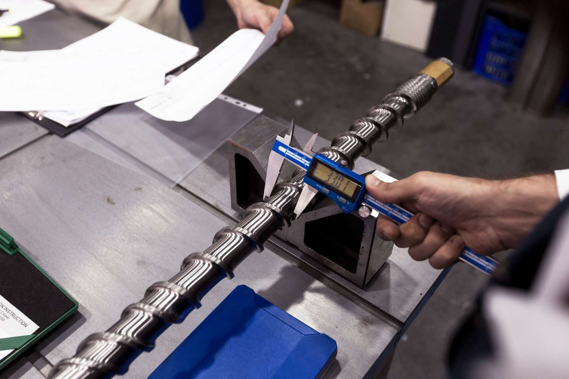 Are there any warning signs or symptoms that indicate gearbox housing cracks?