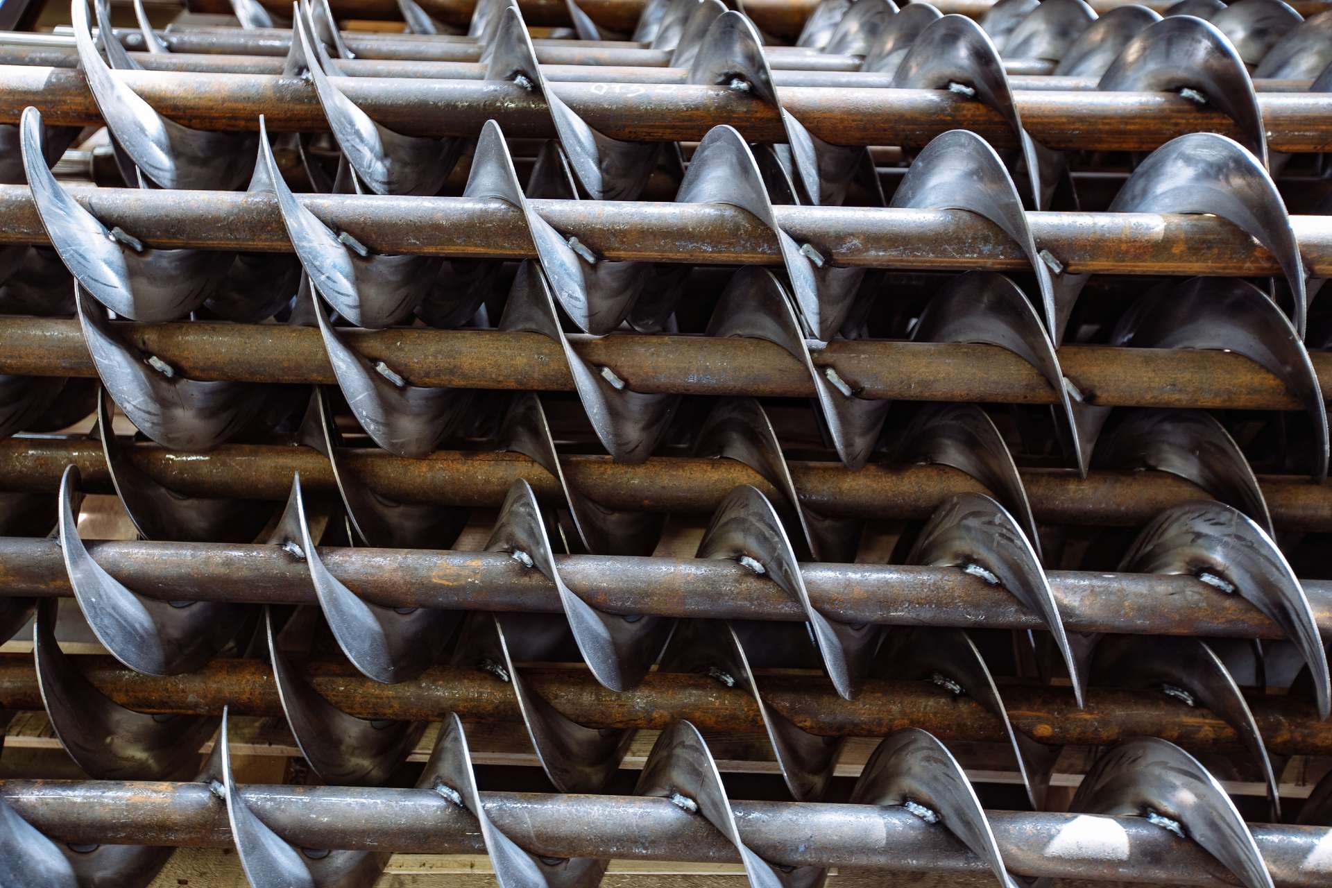 How can a mechanic determine the extent of damage caused by gearbox housing cracks?