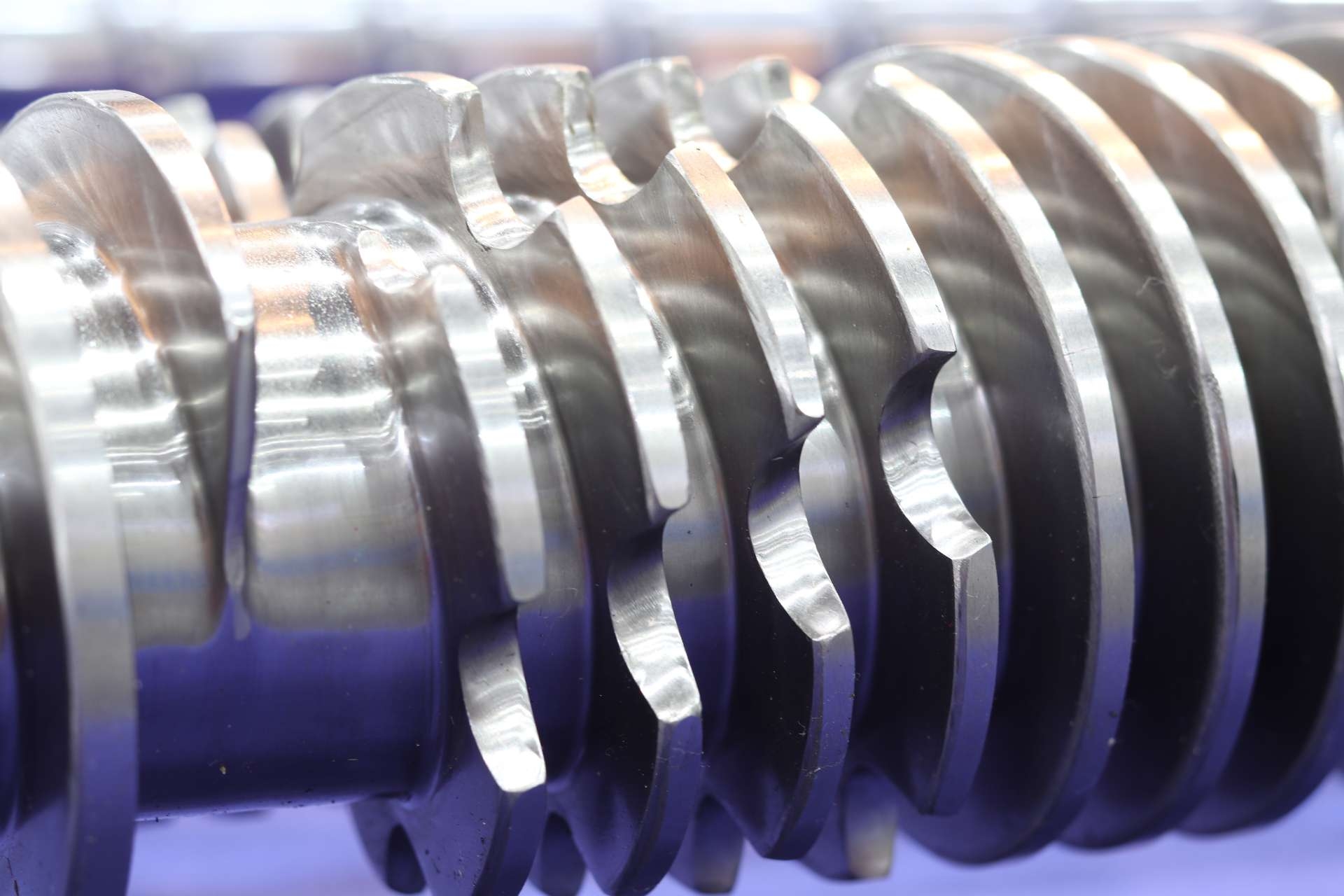 Can a low level of gearbox fluid cause overheating issues?