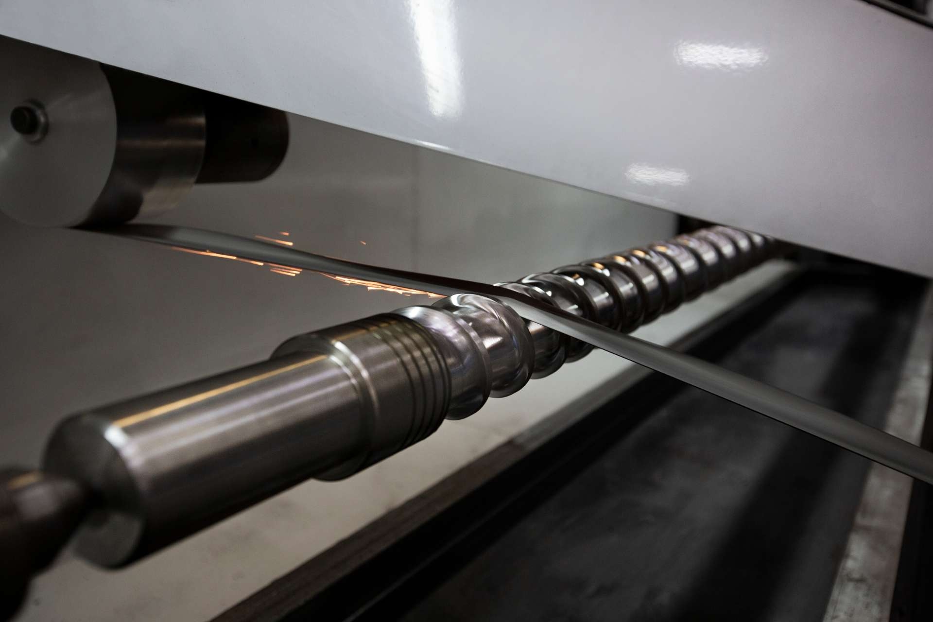 Can gearbox temperature fluctuations lead to premature wear and damage to internal components?