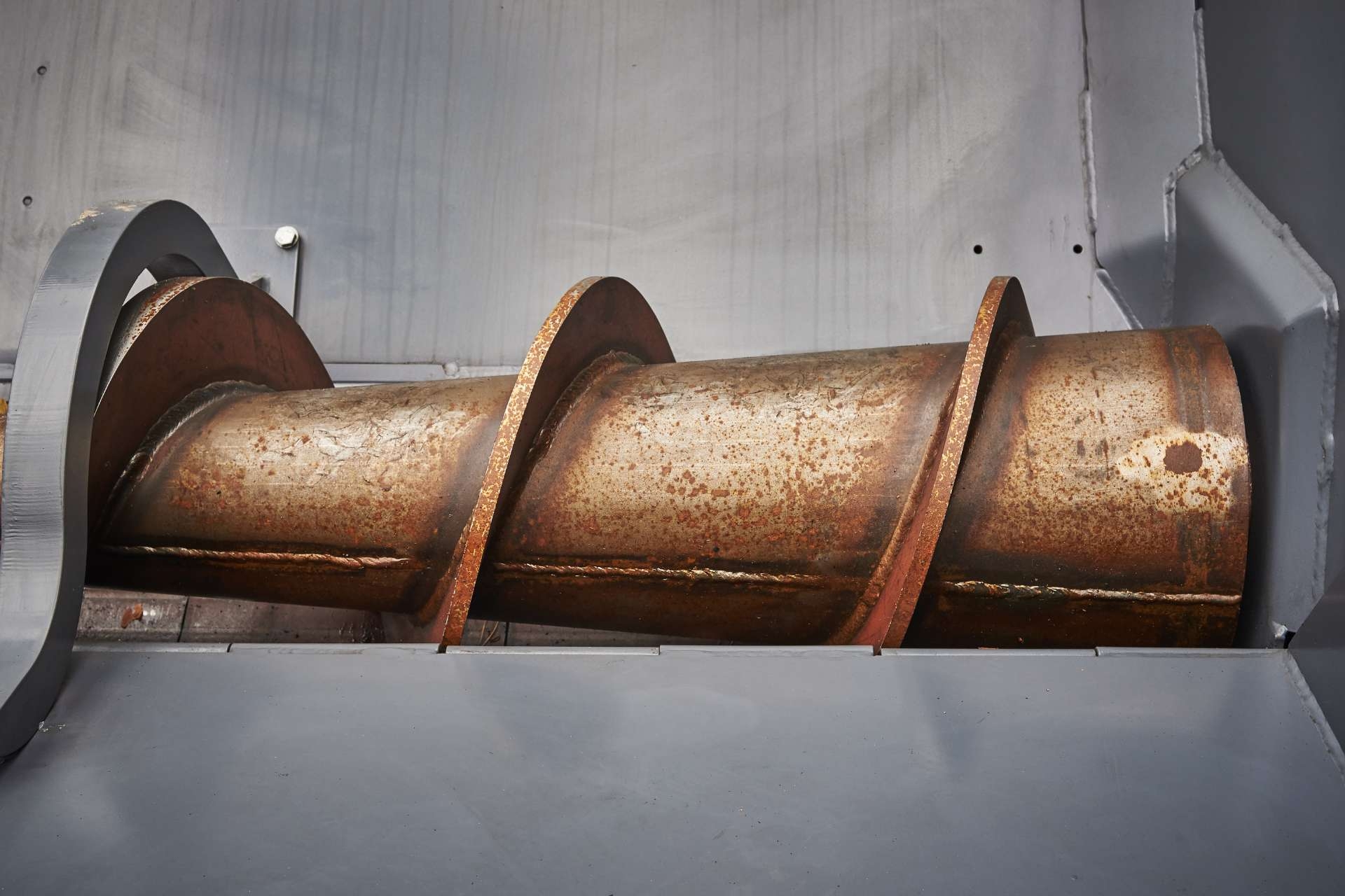 Are there specific types of oil that are more prone to causing contamination in gearboxes?