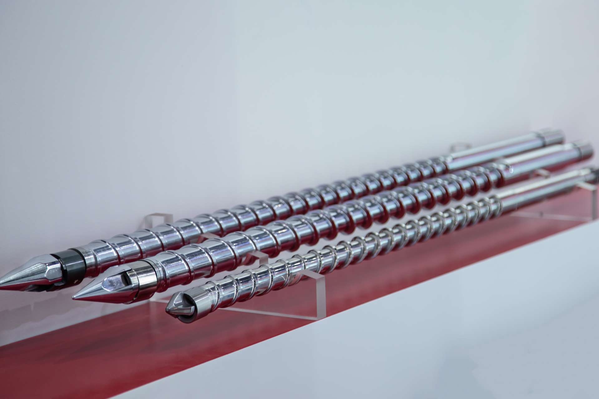 How can the gear ratio in an extruder gearbox affect the likelihood of slipping gears?