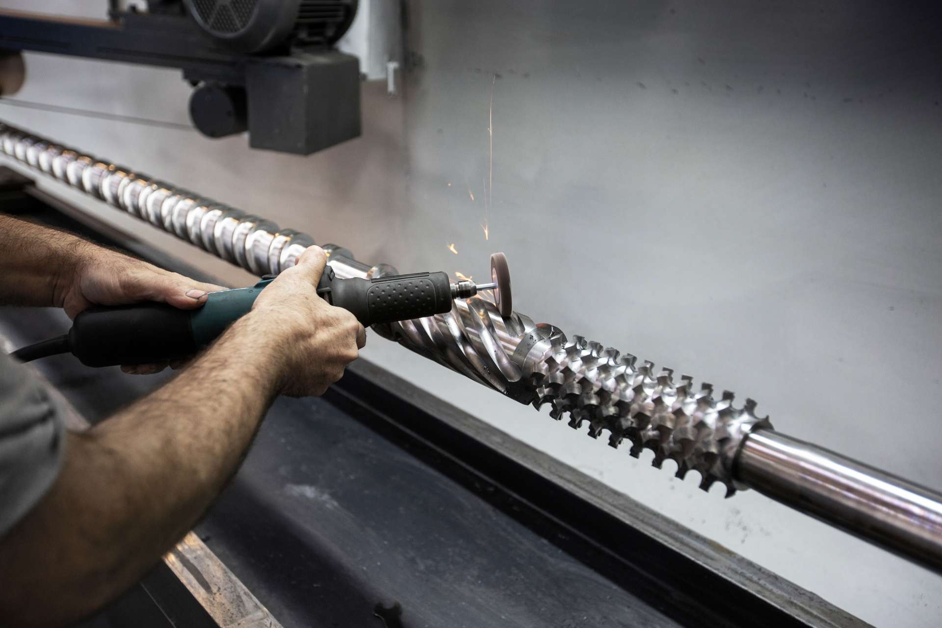 What are the signs of worn gear teeth that indicate the need for replacement?