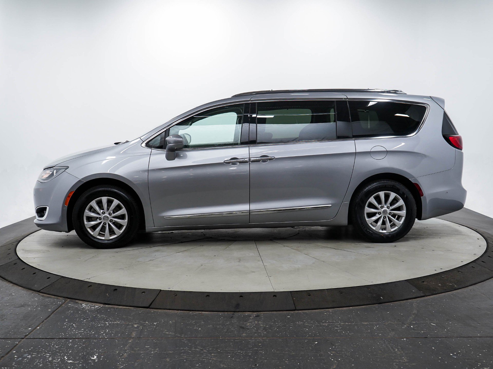 Used 2018 Chrysler Pacifica Touring L Plus with VIN 2C4RC1EG6JR106180 for sale in Brooklyn Park, Minnesota