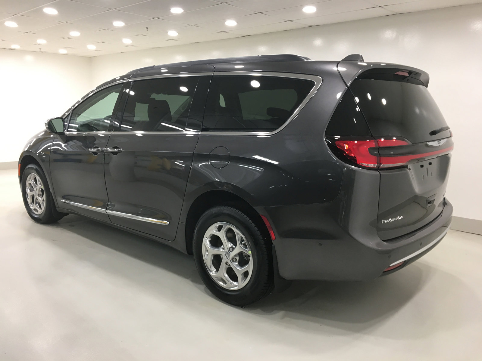 New 2022 Chrysler Pacifica Limited AWD Leather Sunroof DVD