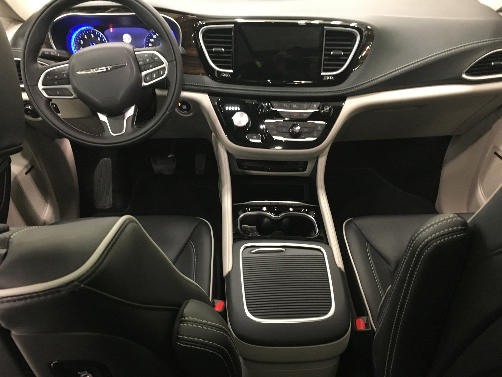 New 2022 Chrysler Pacifica Limited AWD Leather Sunroof DVD