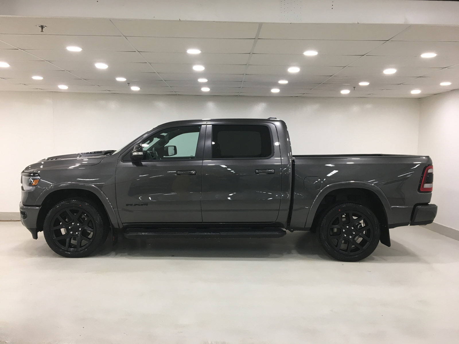 New 22 Ram 1500 Laramie Crew Cab Night Edition Leather Navigation Crew Cab Pickup In Knight Crestview Cdj 22t61 Knight Automotive Group