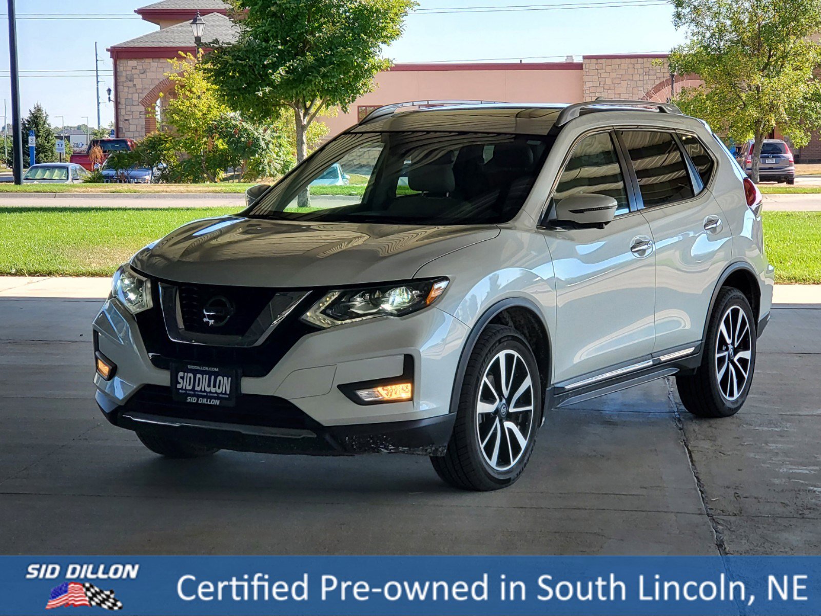2 lcd monitors in the front of 2018 nissan rogue manufacturer