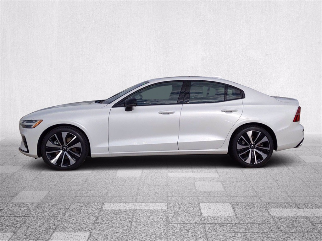 New 2022 Volvo S60 B5 Momentum 4D Sedan in Normal V225 Bloomington Normal Automall