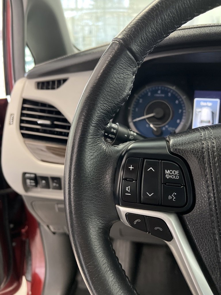 Used 2018 Toyota Sienna XLE with VIN 5TDDZ3DC6JS188910 for sale in Virginia, Minnesota