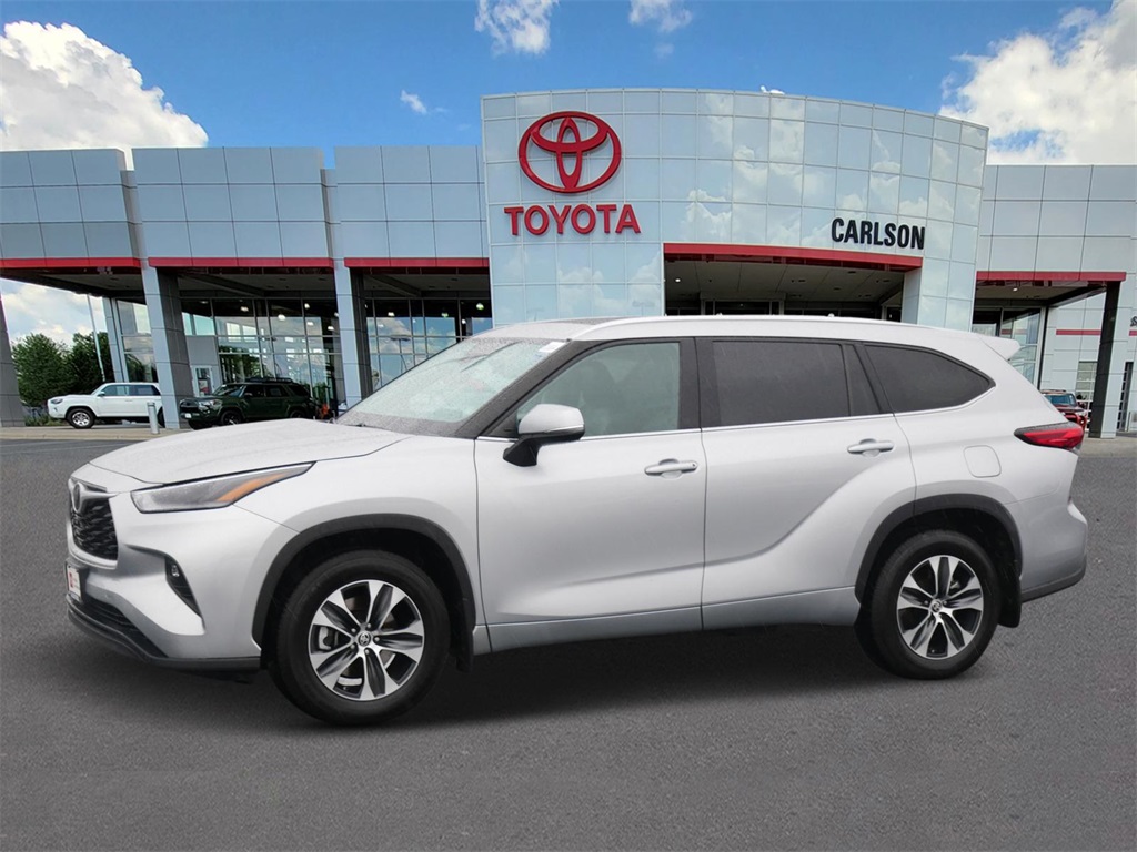 Used 2021 Toyota Highlander XLE with VIN 5TDGZRBH4MS069417 for sale in Coon Rapids, Minnesota