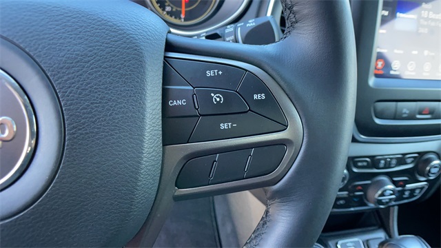 Used 2021 White Jeep Latitude Lux image 16