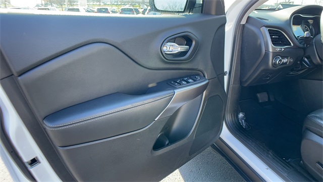 Used 2021 White Jeep Latitude Lux image 8