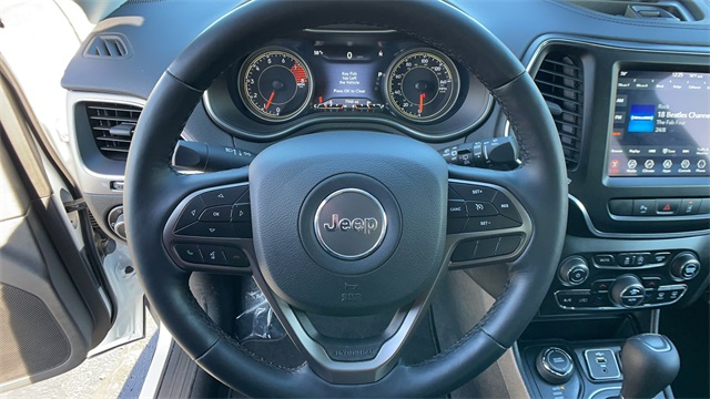 Used 2021 White Jeep Latitude Lux image 14
