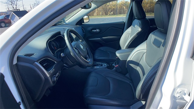 Used 2021 White Jeep Latitude Lux image 5