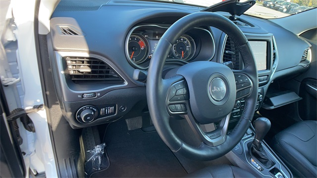 Used 2021 White Jeep Latitude Lux image 11