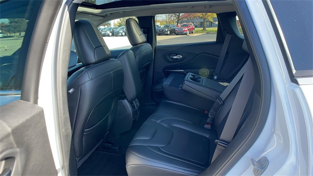 Used 2021 White Jeep Latitude Lux image 41