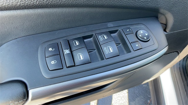 Used 2021 White Jeep Latitude Lux image 10