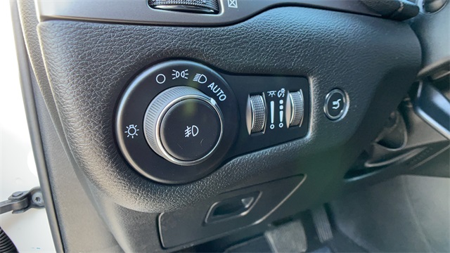 Used 2021 White Jeep Latitude Lux image 12