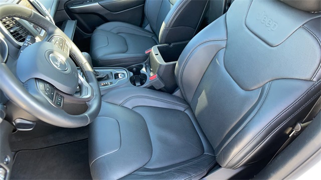 Used 2021 White Jeep Latitude Lux image 39