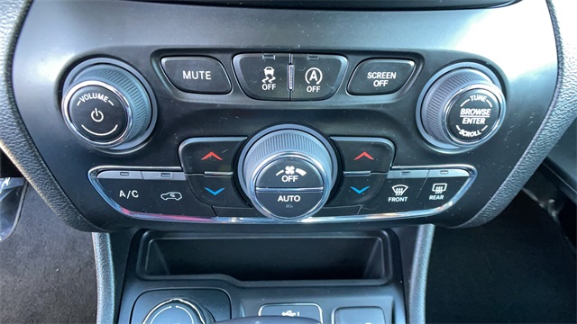Used 2021 White Jeep Latitude Lux image 31