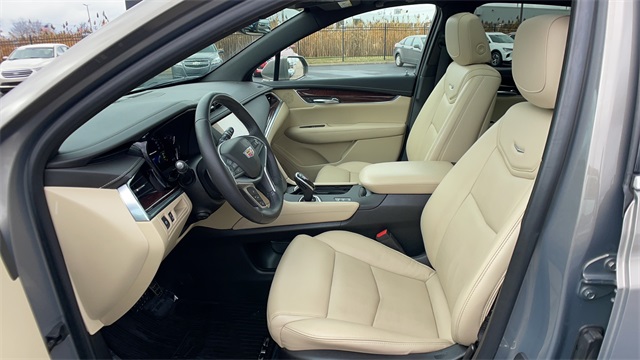 Used 2019 Gray Cadillac Luxury image 5