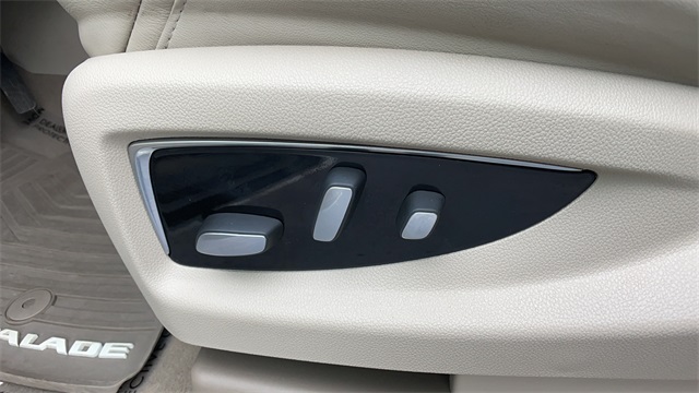 Used 2018 White Cadillac Luxury image 40