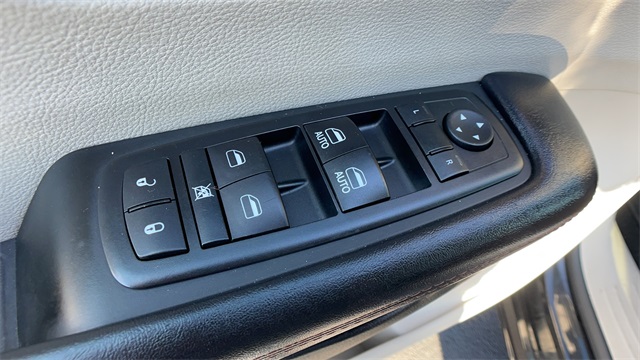 Used 2017 Black Chrysler Touring L image 10