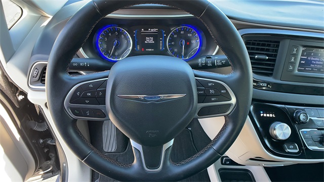 Used 2017 Black Chrysler Touring L image 14
