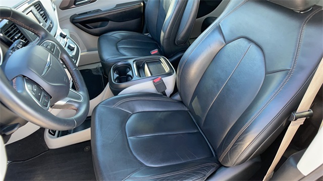 Used 2017 Black Chrysler Touring L image 34