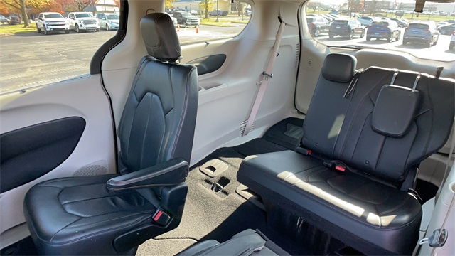 Used 2017 Black Chrysler Touring L image 41