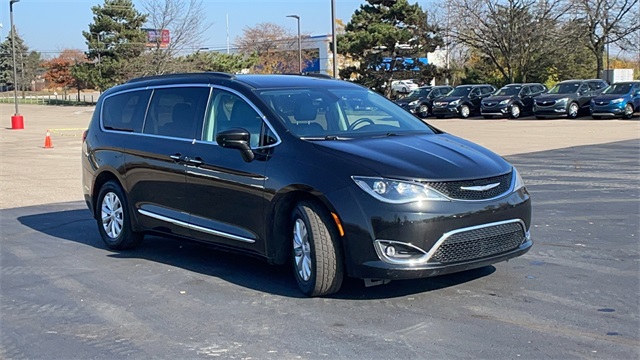 Used 2017 Black Chrysler Touring L image 2
