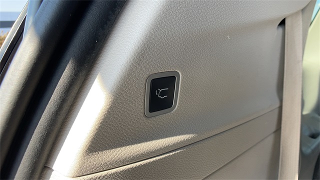 Used 2017 Black Chrysler Touring L image 43