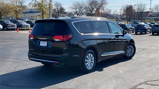 Used 2017 Black Chrysler Touring L image 3