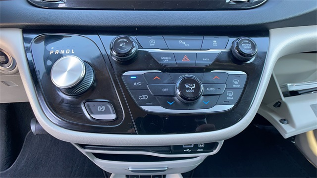 Used 2017 Black Chrysler Touring L image 28
