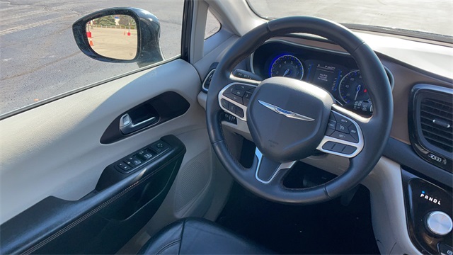 Used 2017 Black Chrysler Touring L image 7