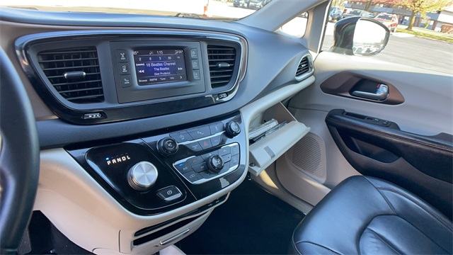 Used 2017 Black Chrysler Touring L image 20