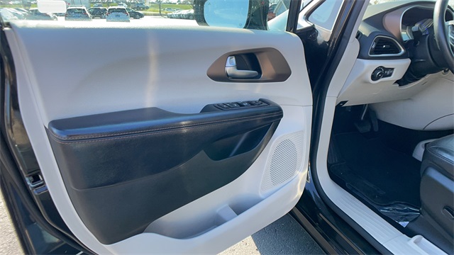 Used 2017 Black Chrysler Touring L image 8