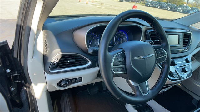 Used 2017 Black Chrysler Touring L image 11