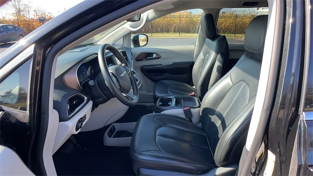 Used 2017 Black Chrysler Touring L image 5