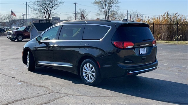 Used 2017 Black Chrysler Touring L image 4