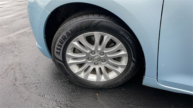 Used 2015 Blue Toyota XLE image 41