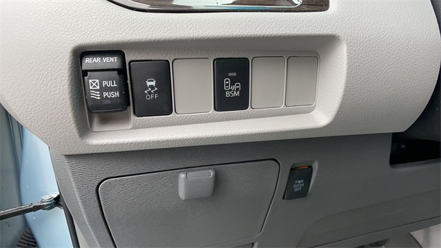 Used 2015 Blue Toyota XLE image 12