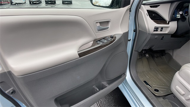 Used 2015 Blue Toyota XLE image 8