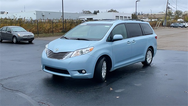 Used 2015 Blue Toyota XLE image 44