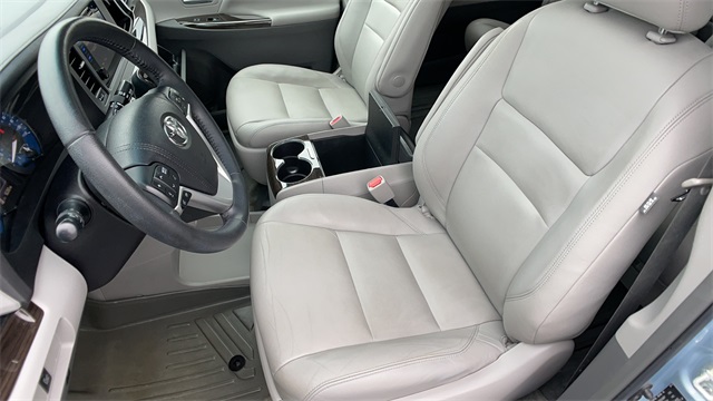 Used 2015 Blue Toyota XLE image 31